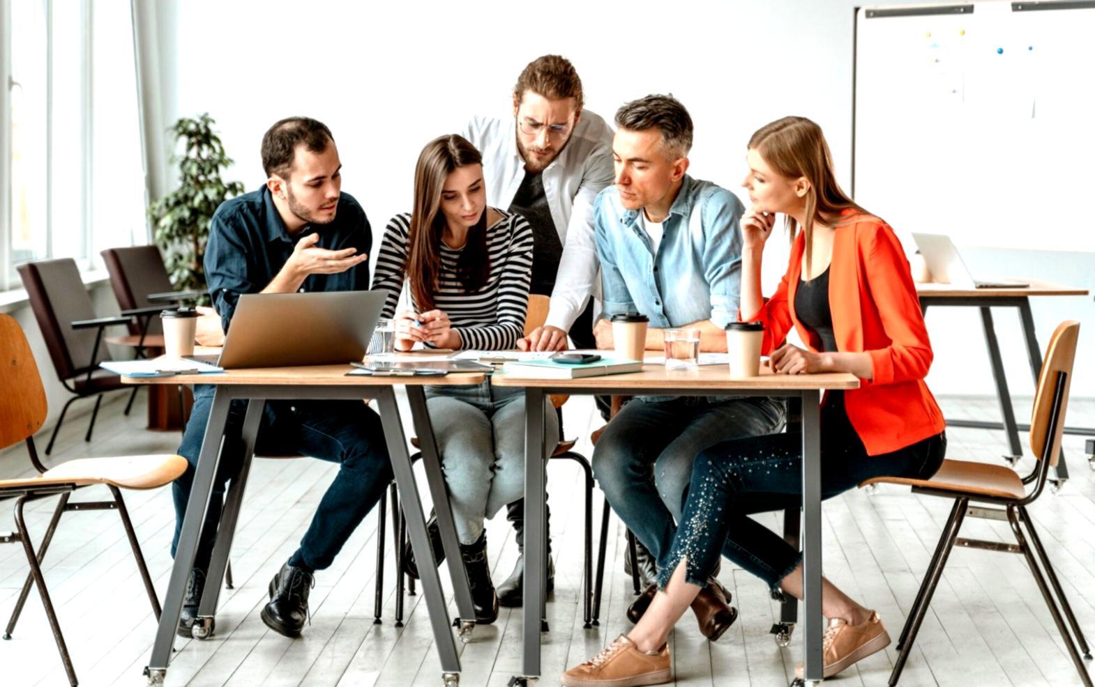 Configurazione pratica di apparecchiature di rete durante una sessione formativa