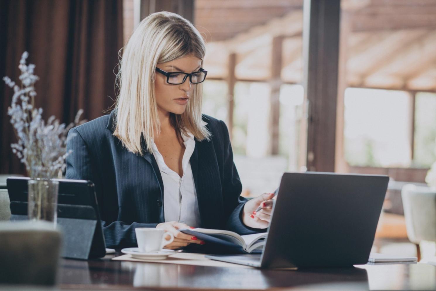 Configurazione di una rete domestica con router e cavi ethernet