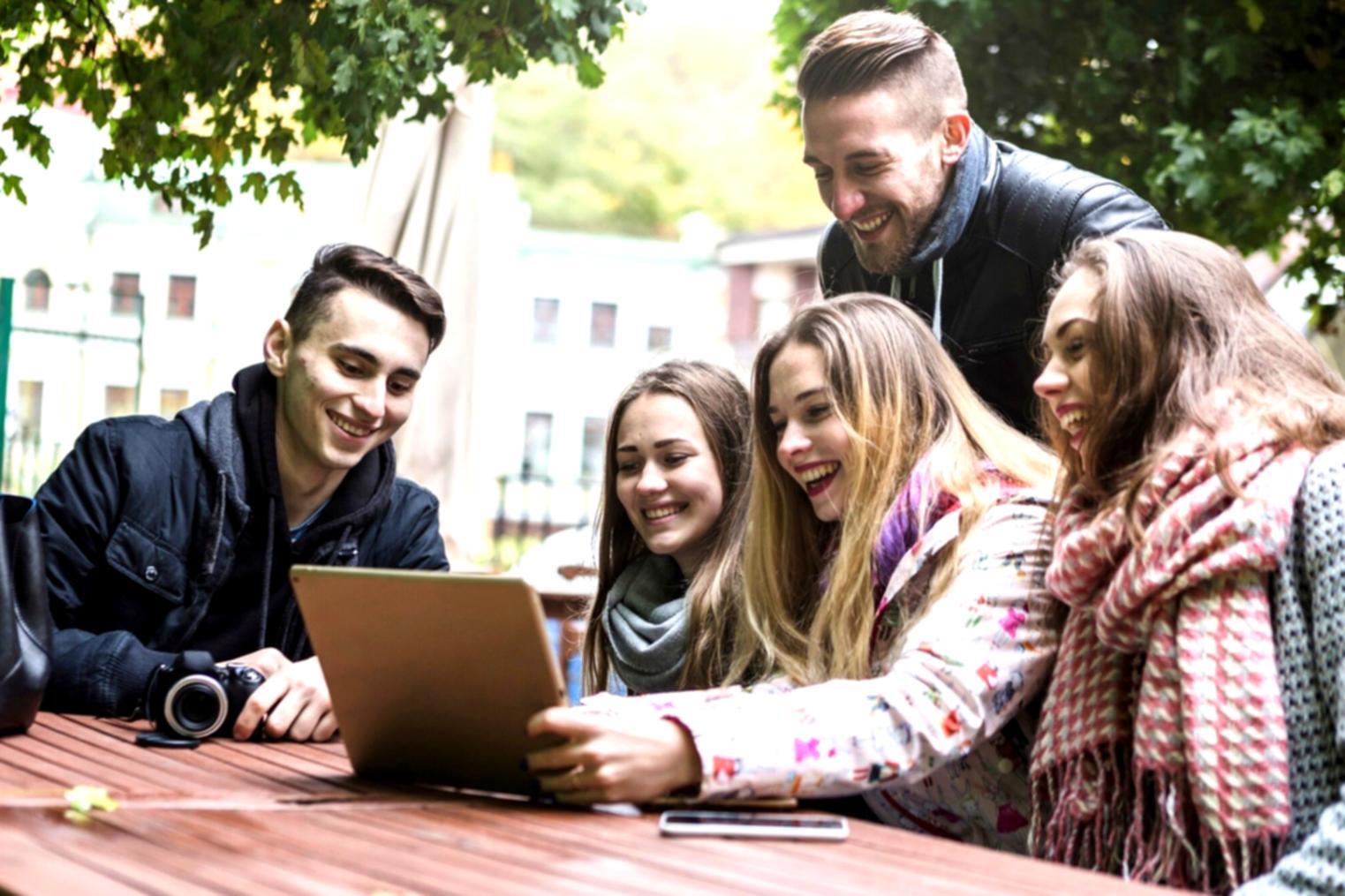 Sessione di laboratorio con studenti che configurano apparecchiature di rete