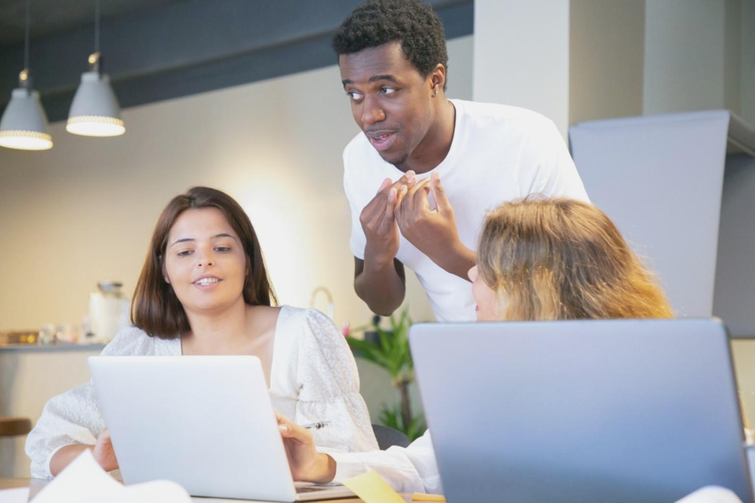 Studenti che lavorano su configurazioni di rete in laboratorio pratico