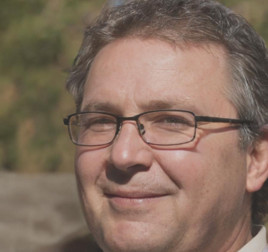 Professionista di networking che utilizza materiali didattici