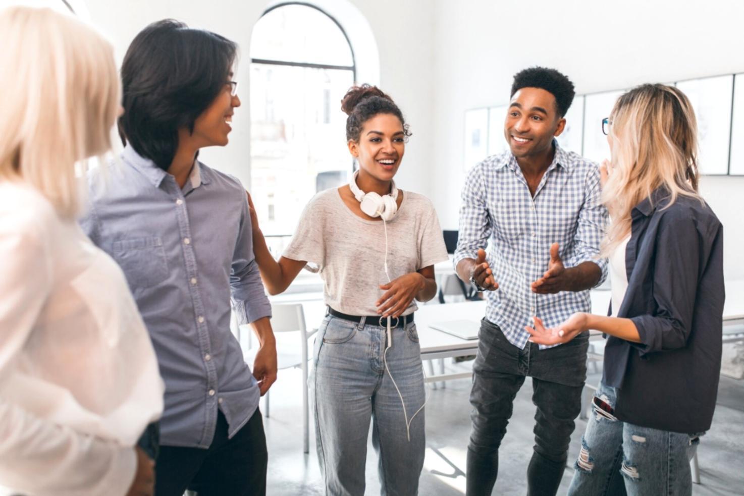 Postazione di studio con materiali di networking e dispositivi