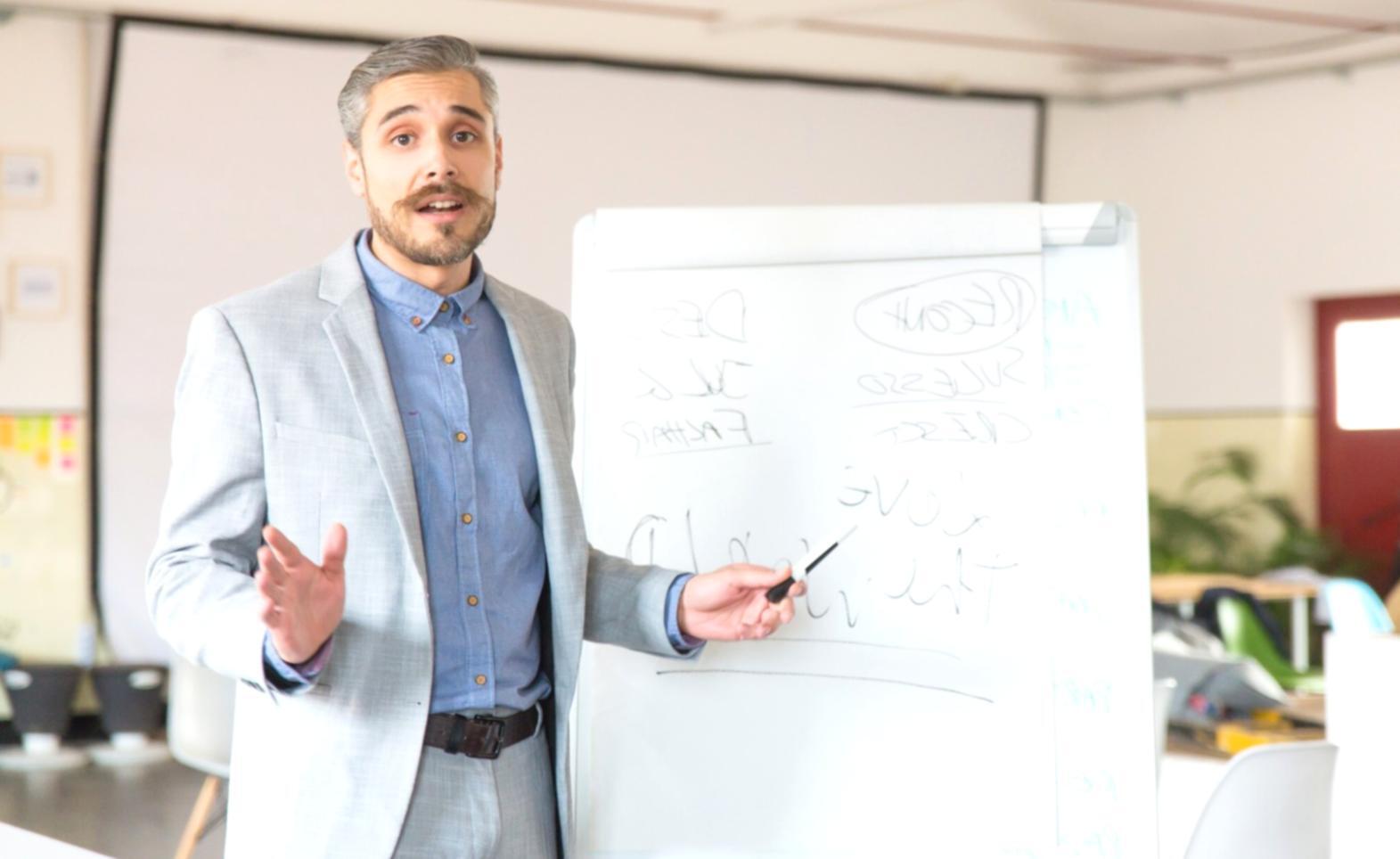 Ambiente di studio con materiali didattici di networking