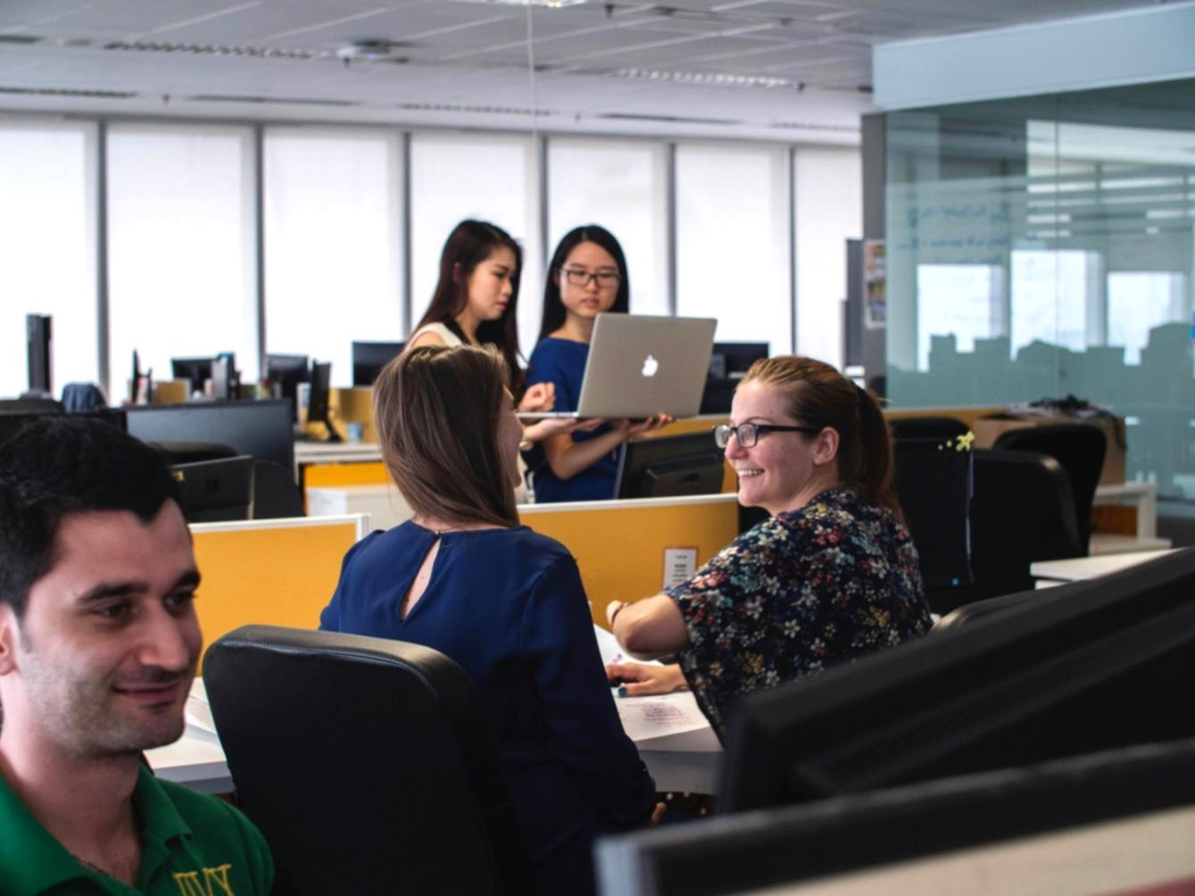 Persona che studia materiali di networking su un laptop